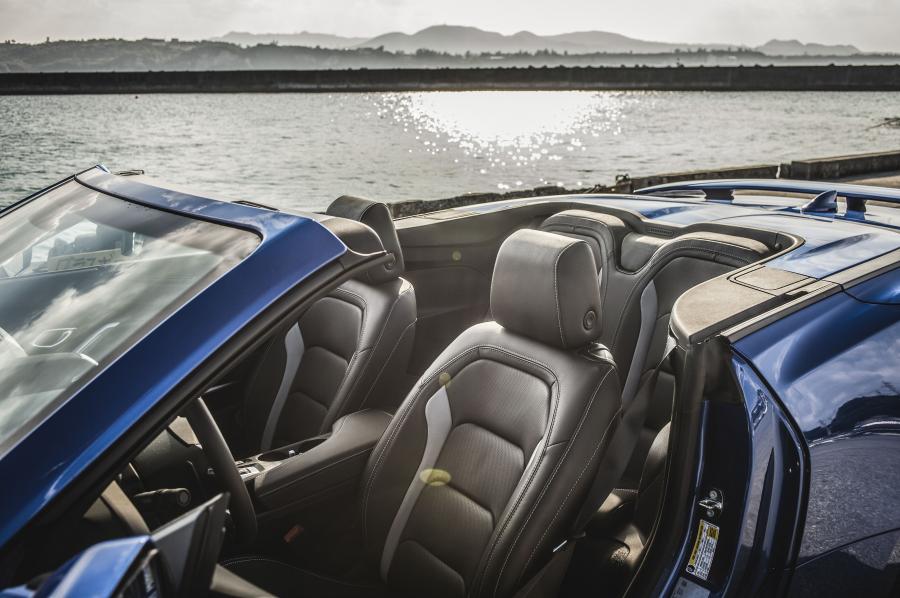 Интерьер Chevrolet Camaro Convertible 2016 года  (JP) (фото 4 из 7)